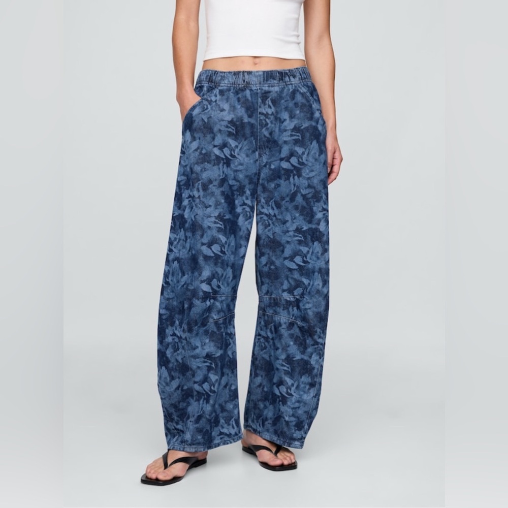 Gap Mid Rise Ultra Soft Easy Horseshoe Jeans in Navy Blue Floral - MEDIUM TALL